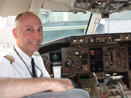 Flugkapit�n Mark Marchione im Cockpit der B-767-300ER
