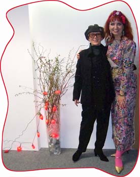 Chris Bleicher mit Mary McCartney (aus dem Clan von Sir Paul), die die Ausstellungsrume mit unzhligen Herzen dekorierte