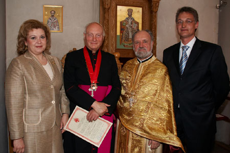 Pr�lat Dr. Lothar Waldm�ller wurde jetzt durch den Bisch�flichen Vikar in Bayern der Griechisch-Orthodoxen Metropolie von Deutschland, Erzpriester Apostolos Malamoussis, mit dem Goldenen Kreuz der Griechisch-Orthodoxen Metropolie von Deutschland geehrt