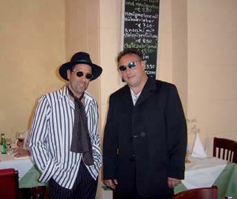 Cataldo Scandale alias Adriano Celentano wird mit seinem Auftritt im Bistro Monti die Herzen der Zuh�rerinnen gleich reihenweise dahinschmelzen lassen. Weitere Infos unter www.feinkost-monti.de